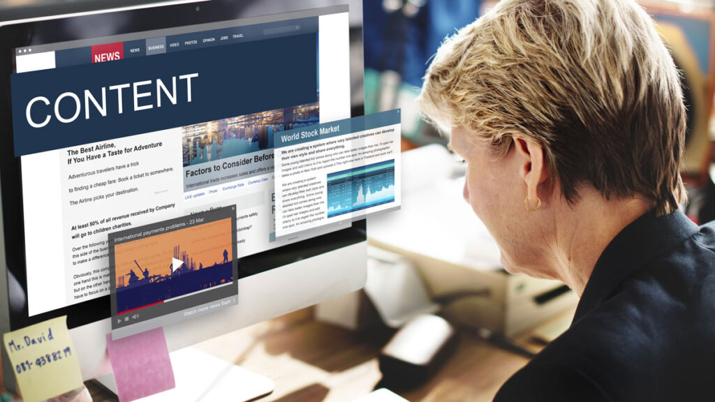 Donna davanti al computer che gestisce i contenuti di un sito web dopo la consegna