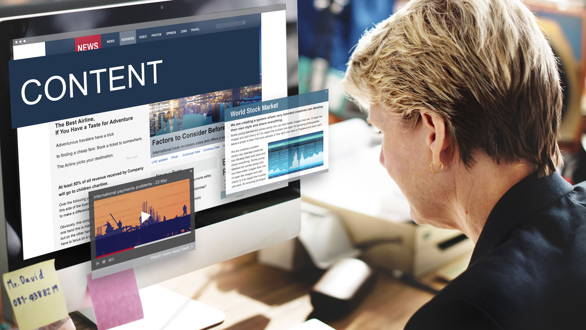 Donna davanti al computer che gestisce i contenuti di un sito web dopo la consegna