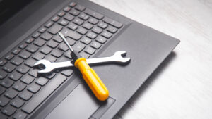 Strumenti di manutenzione su un computer portatile, simbolo della manutenzione sito WordPress