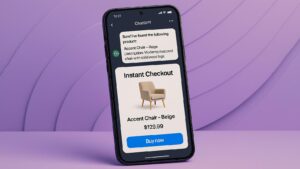 Smartphone con schermata Instant Checkout in ChatGPT su sfondo viola, simbolo dell’acquisto diretto in chat