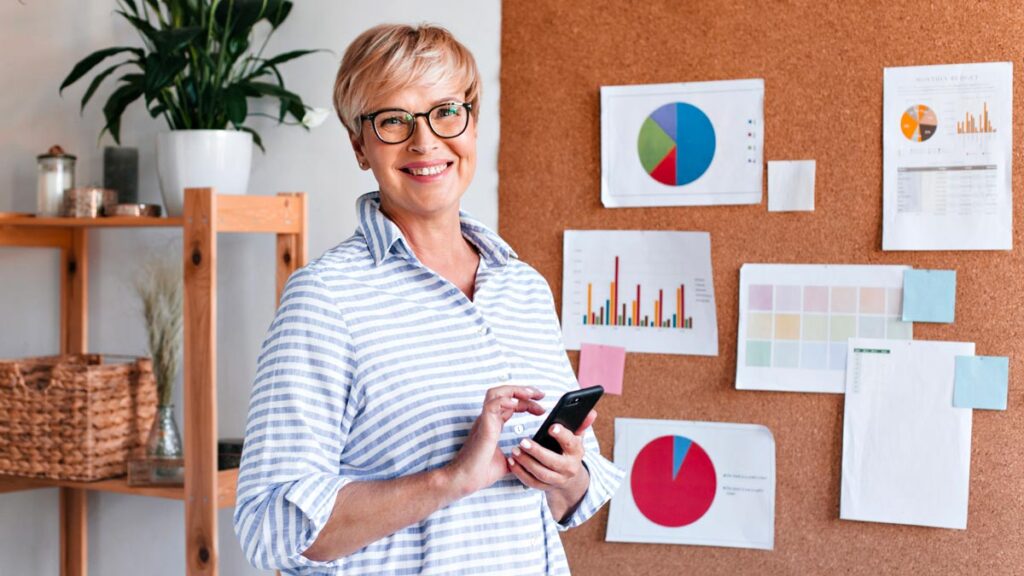Imprenditrice analizza dati di marketing e grafici – esempio di spese di marketing deducibili
