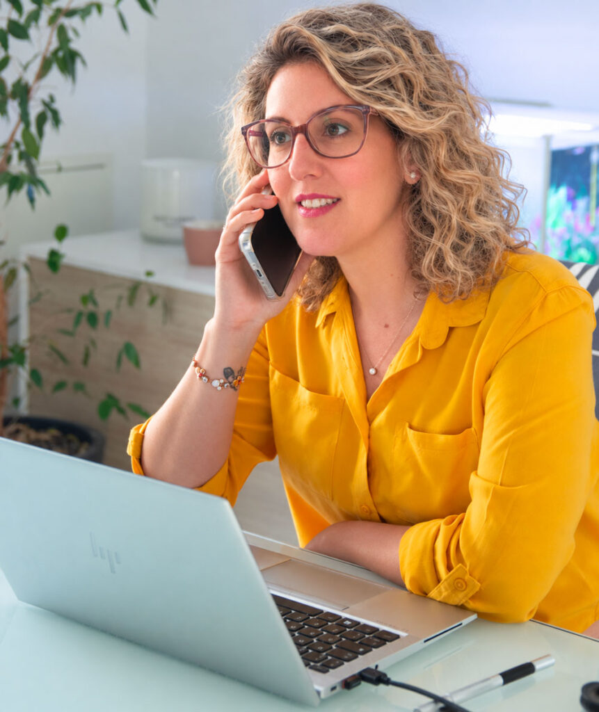 Sara Rota al telefono durante il coordinamento di un progetto digitale
