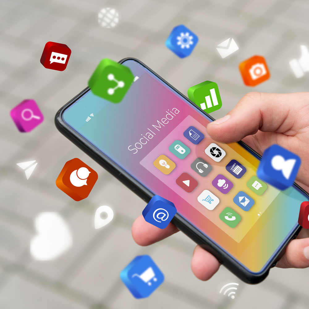 Smartphone con applicazioni social, immagine dedicata al social media marketing e alla strategia dei contenuti